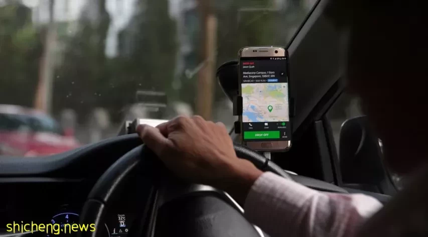 Grab司机非法在路边载客,罚款2300新元和禁止驾驶12个月