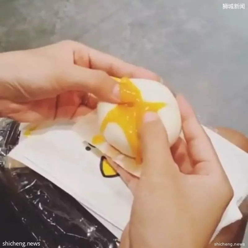 榴槤控、鹹蛋控看過來~泰國網紅爆漿流沙包,開到新加坡了哦
