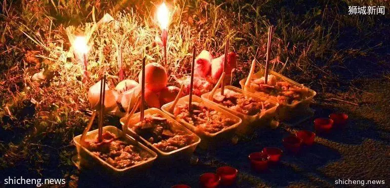 农历七月,供奉在路边的食品究竟能不能吃?新加坡还真有人这么做了