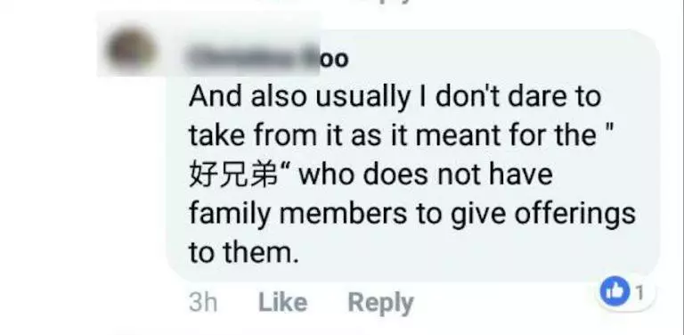 农历七月,供奉在路边的食品究竟能不能吃?新加坡还真有人这么做了