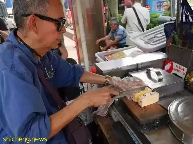 为啥新加坡退休老人会去端盘子?