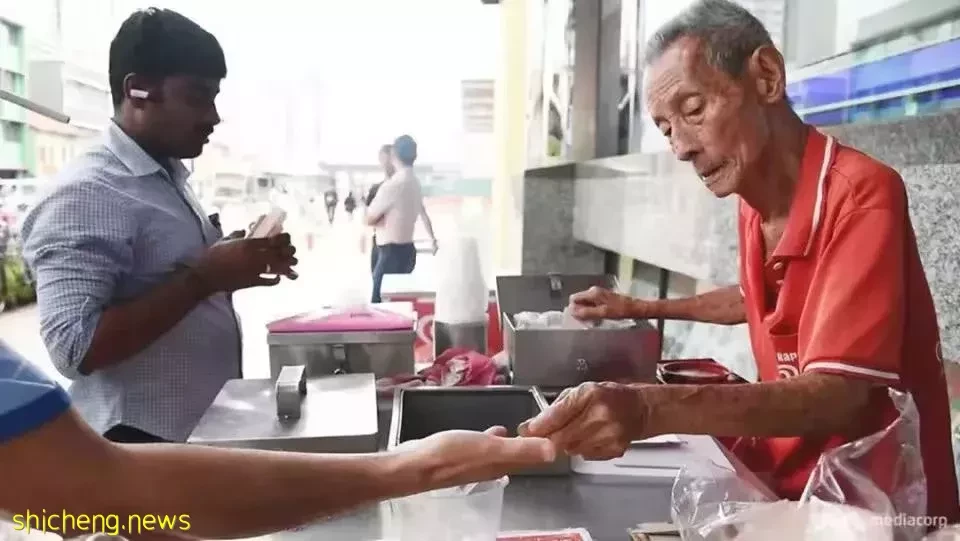 为啥新加坡退休老人会去端盘子?