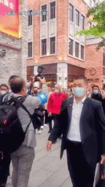 星期三,在广州偶遇了新加坡总理李显龙!也曾在大排档排队买饭被拍照