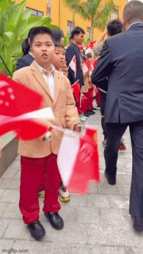 星期三,在广州偶遇了新加坡总理李显龙!也曾在大排档排队买饭被拍照