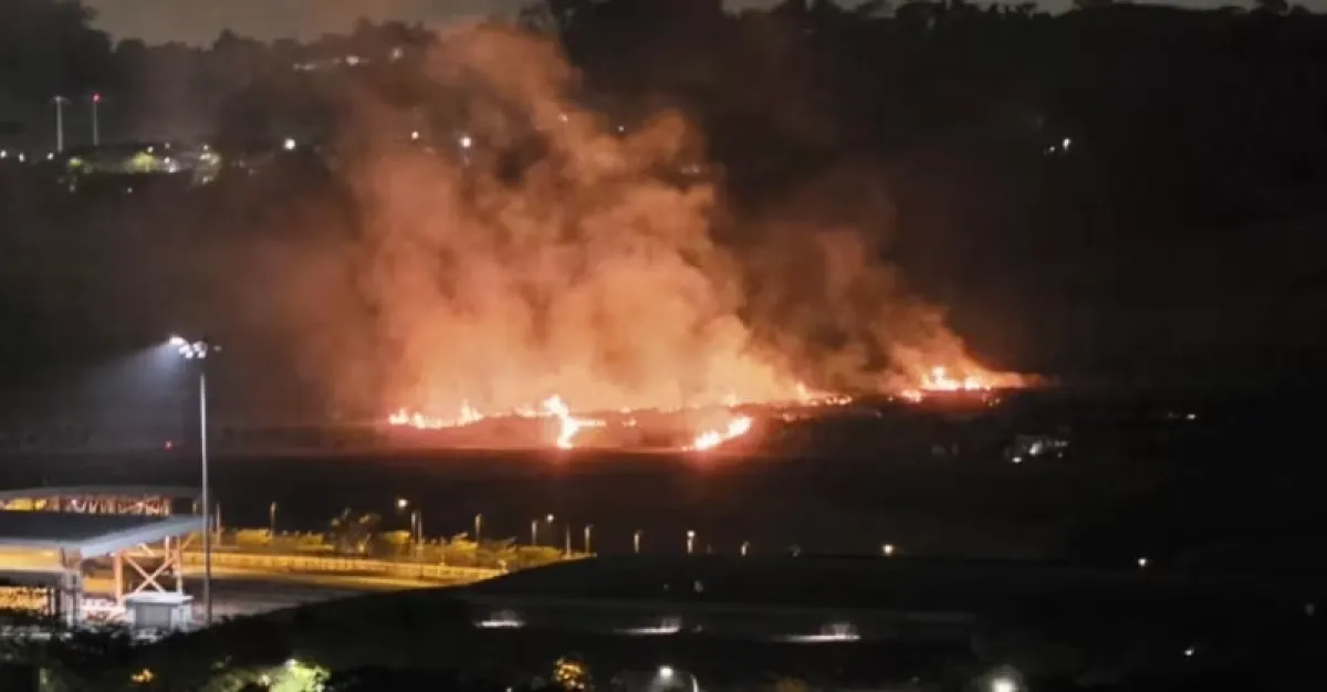 惊险!新加坡市区突发大火,火势逼近地铁车辆段,夜空被染红!