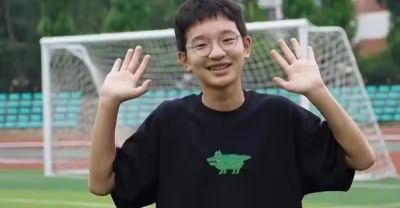 2年前模仿老师火遍全网的小男孩,想要来新加坡南洋理工上大学